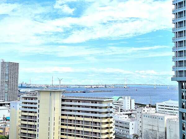 16階部分、陽当り・通風良好なバルコニーからの眺望です。横浜ベイブリッジを望めます(天候による)。