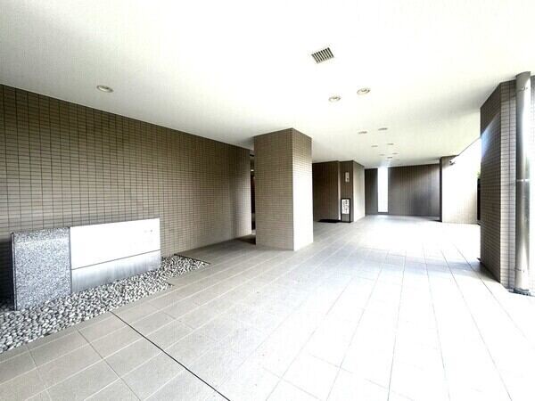 三菱地所分譲「パークハウス」シリーズ。2001年11月築。総戸数83戸、RC造のマンションです。
