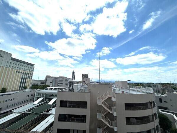 小田急線「新百合ヶ丘」駅徒歩3分。買物施設や小学校、公園などが徒歩圏内に揃う、便利な住環境です。