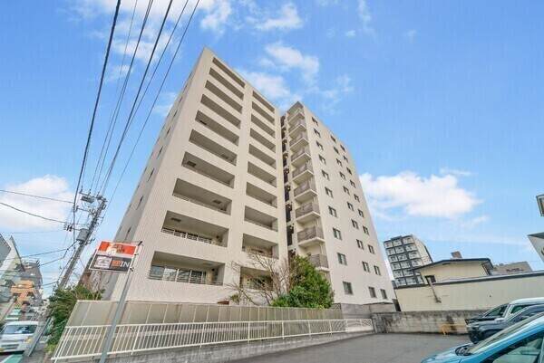 横浜市ブルーライン「吉野町」駅徒歩2分含む、2WAYアクセス可能です。駅まで平坦なアプローチです。