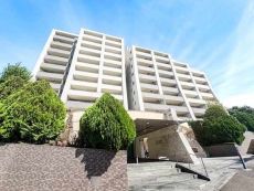 2003年11月築。総戸数135戸の大規模マンション。
