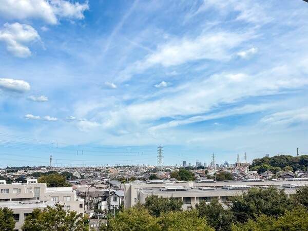 洋室側の眺望。三面バルコニーで陽当たり・通風・眺望良好。
