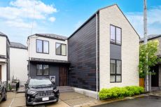 2021年6月築、第一種低層住居専用地域に存する2階建戸建。カースペース1台分(車種による)有り。
