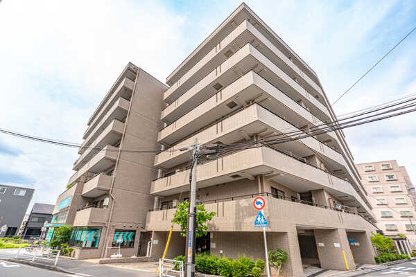 地上7階建、総戸数73戸のRC造マンション。2023年12月に大規模修繕工事が実施されています。