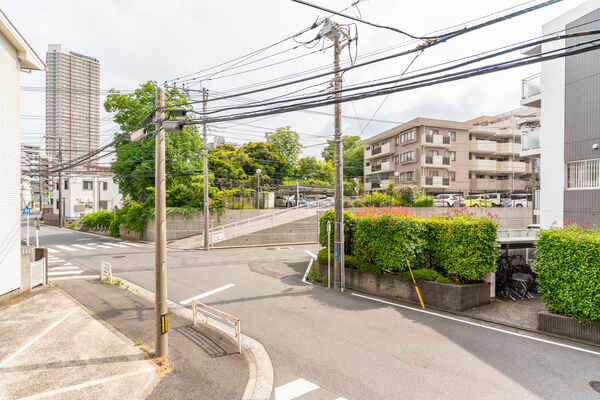 2階部分に所在。大通りから奥まった位置に住戸があるので、落ち着いて過ごすことができそうです。