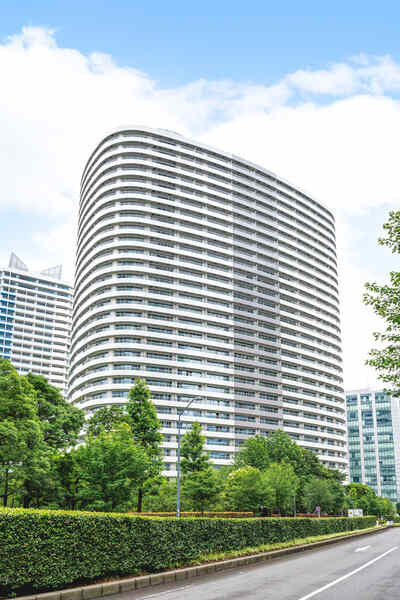みなとみらい線「みなとみらい」駅徒歩2分、JR・私鉄各線「横浜」駅徒歩16分など、交通利便性良好。