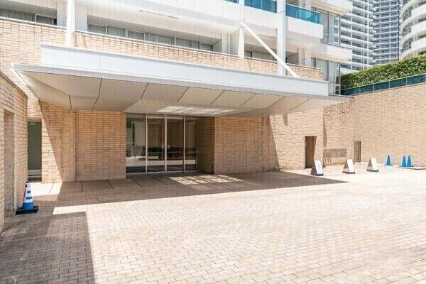 みなとみらい線「みなとみらい」駅徒歩3分。JR各線「横浜」駅も利用できる、交通至便な立地です。