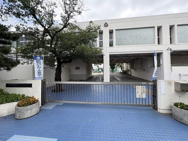 8横浜市立あざみ野中学校 930m 写真撮影日：2026-06-08