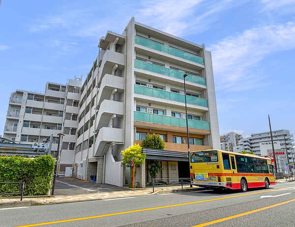 マンション前に茅ケ崎駅方面へのバス停有り。国道1号(東海道)沿いの立地で、お車での移動も快適です。