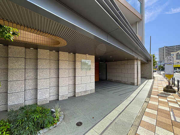 24時間営業のマックスバリュエクスプレス茅ヶ崎若松店まで約670mなど、徒歩圏内に買い物施設が点在。