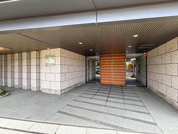 三菱地所コミュニティ管理。モニタ付きオートロックや防犯カメラなど、セキュリティにも配慮されています。