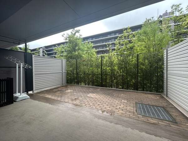 28.06平米の専用テラスです(別途使用料要)。物干しの他、ティタイムやDIYも楽しめそうです。