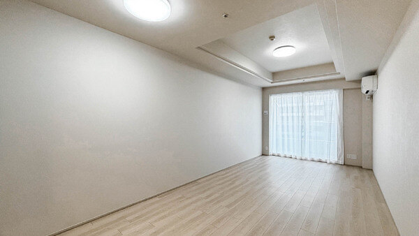 家具をレイアウトしやすい縦長仕様のLDKです。※家具・調度品は売買対象ではございません。