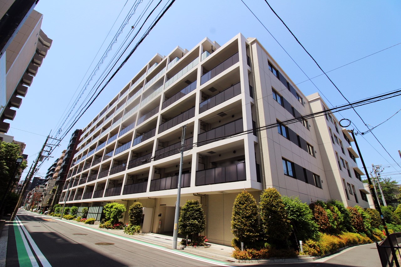 植栽と美しい街並みに調和する外観です。