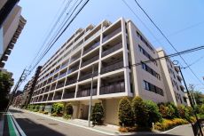 植栽と美しい街並みに調和する外観です。