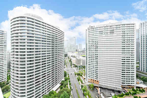 みなとみらいエリアの都会的な街並みを望む眺望。昼と夜で違った雰囲気の景色が楽しめそうです。