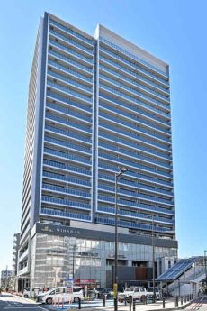 小田急小田原線「本厚木」駅まで、ペストリアンデッキで直結徒歩1分。小学校や公園も徒歩圏内です。