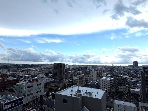 地上22階建て制震構造マンション、10階部分。2室に跨る南向きバルコニーが備わり、陽当り・眺望良好。