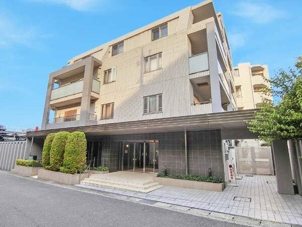 カラーモニター付きハンズフリーインターホン搭載。来訪者を映像で確認でき、落ち着いて対応できます。