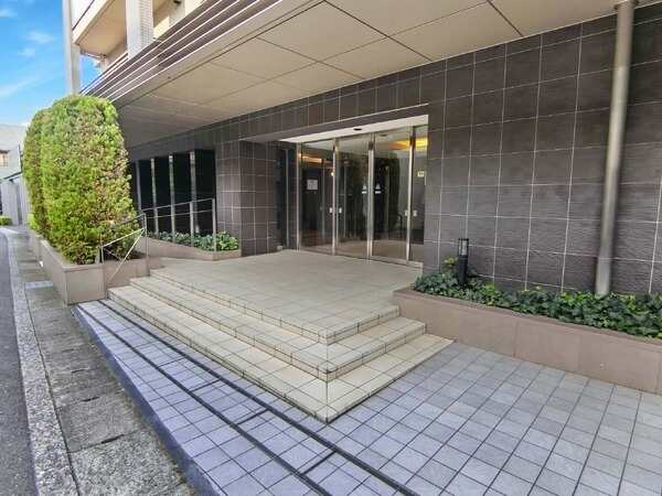植栽豊かなエントランス。大切なペットと暮らせるマンションです(犬・猫合わせて2匹まで、飼育細則有)。