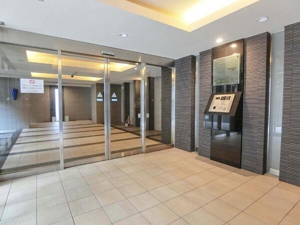 ノンタッチキー対応オートロックやセコムによる24時間遠隔監視システムなど、防犯に配慮されています。