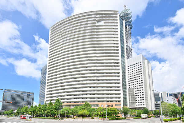 地上31階建て免震構造タワーマンション。みなとみらい線「みなとみらい」駅まで徒歩1分の立地です。