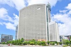 地上31階建て免震構造タワーマンション。みなとみらい線「みなとみらい」駅まで徒歩1分の立地です。