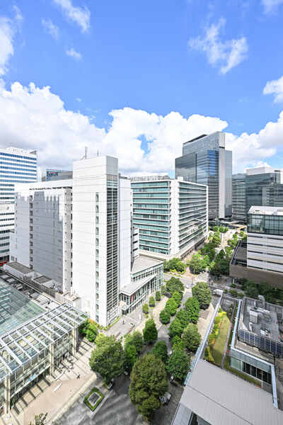 高層の建物が建ち並ぶ、都会的な街並みが望めます。駅近の利便を享受できる、魅力的な住環境です。