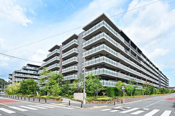 マンション前は、整備された歩道が広がっています。お子様やペットとのお散歩がしやすい仕様です。