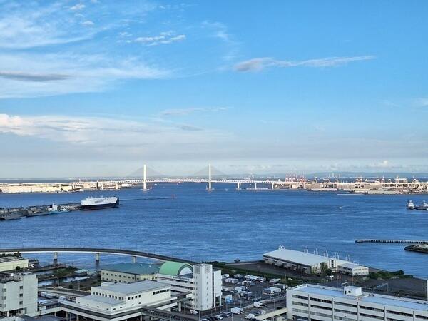 晴れた日には、横浜ベイブリッジ、横浜港、みなとみらいエリア、観覧車等の横浜らしい景色が一望できます。