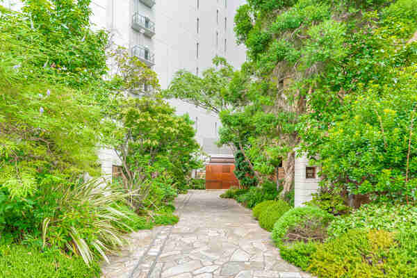 植栽が施され自然の潤いを感じられます。キッチン付きの多目的ルームやゲストルームなど多彩な共用施設有。