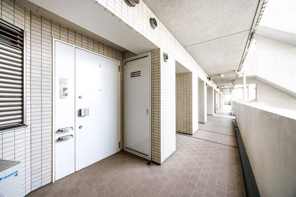 マンションは外壁コンクリート厚約160mm・戸境壁コンクリート厚約180mmが採用されています。