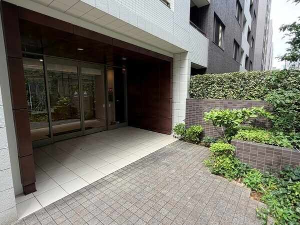 ご家族の帰宅やゲストの来訪を迎え入れるエントランスです。植栽が施されており、緑を感じられます。