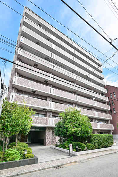 1998年7月築、地上10階建のマンション。対象住戸は9階部分、南向き住戸。
