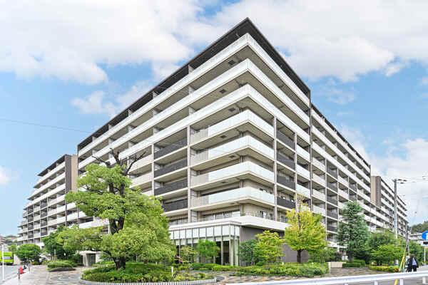 JR京浜東北線「新子安」駅、京急本線「京急新子安」駅まで徒歩4分。「横浜」駅へのアクセスも良好です。