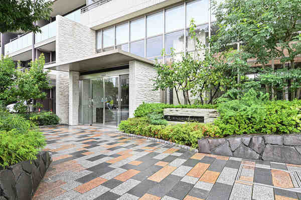 豊かな植樹が迎えてくれるエントランス。小学校やスーパーも近くに揃う、暮らしやすい住環境です。