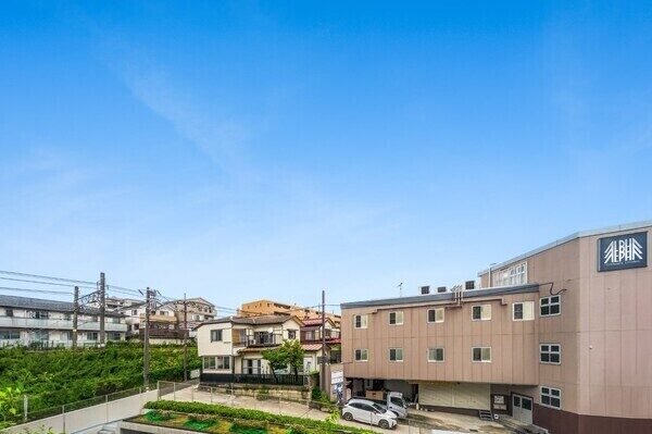 視界を遮る背の高い建物が隣接していないため、開放感があります。天気の良い日は晴れ渡る青空を望みます。