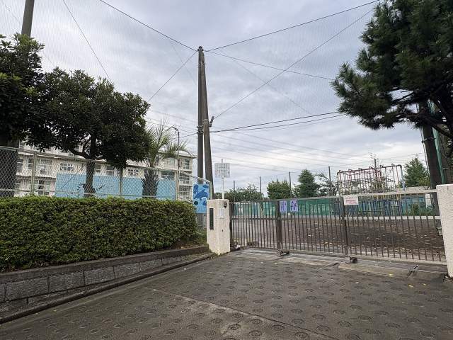 横浜市立名瀬小学校 650m 写真撮影日：2026-09-28