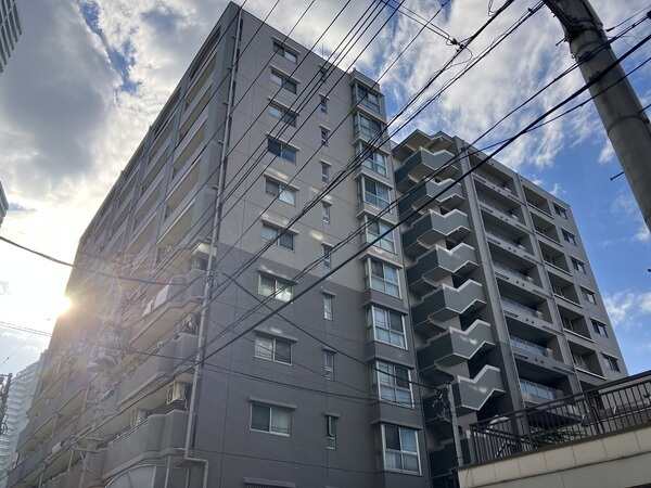 大林組による施工の地上11階建。1999年11月築・総戸数69戸。新耐震基準のマンションです。