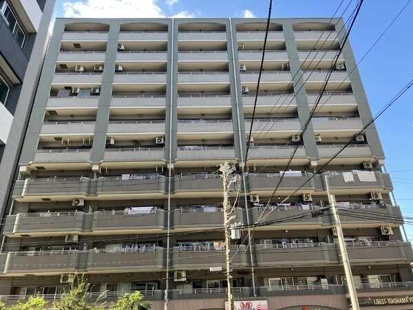 8階部分の南東向きにつき、明るい陽光が差し込む室内空間。振り分けタイプの洋室2室がございます。