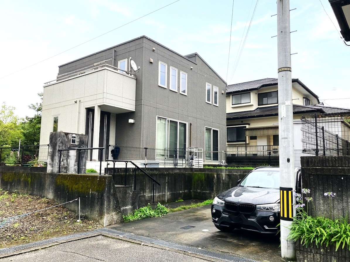外観　※写真内の車・備品等は価格に含まれません。