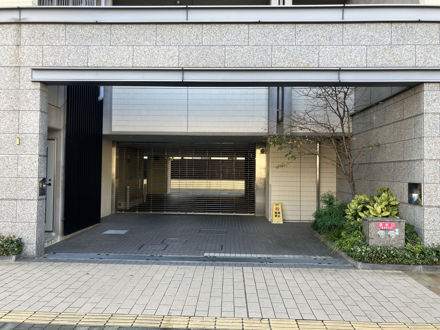 駐車場 写真撮影日：11/14/25, 12:00 AM