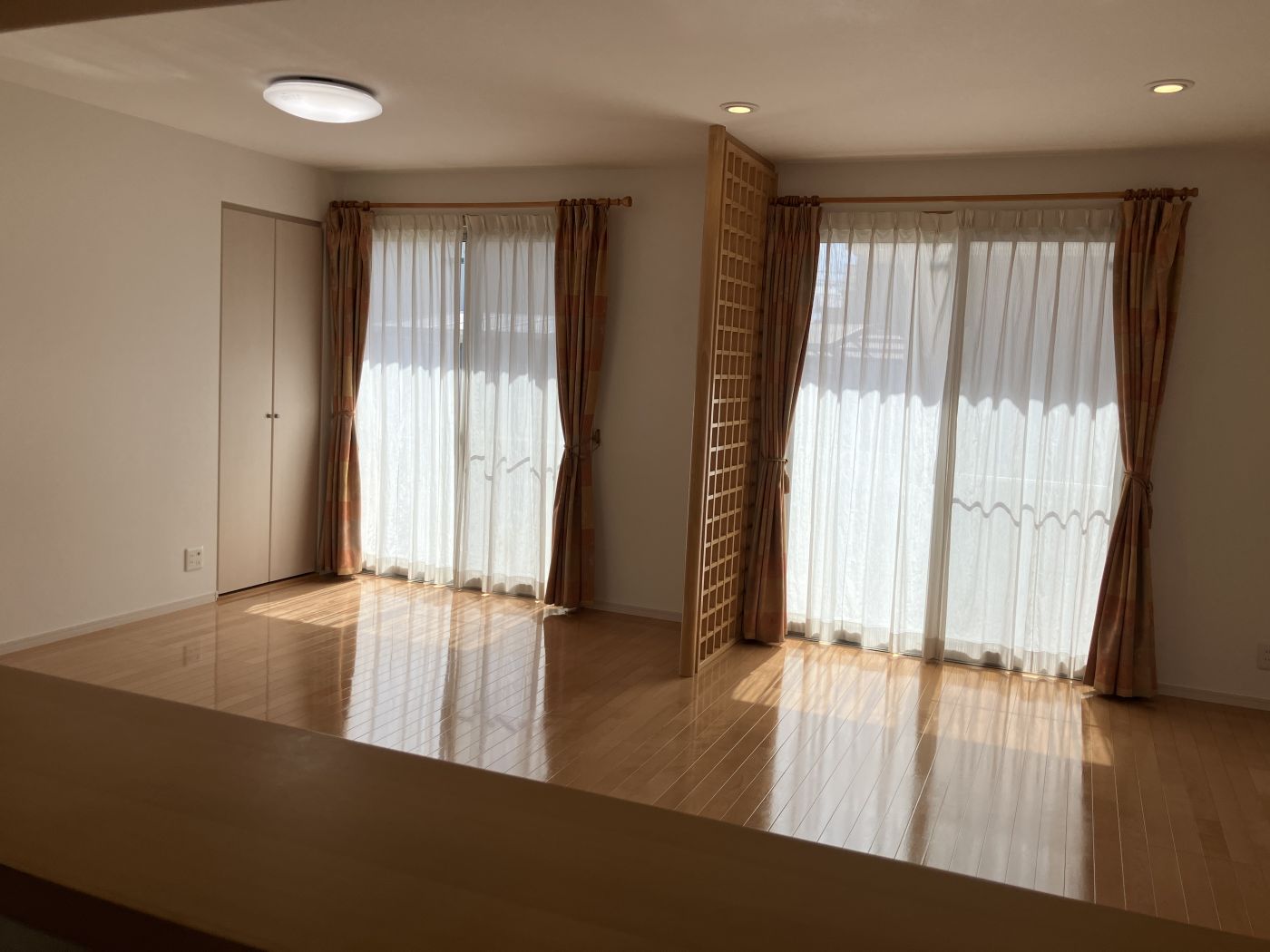 リビング 写真撮影日：10/11/25, 12:00 AM