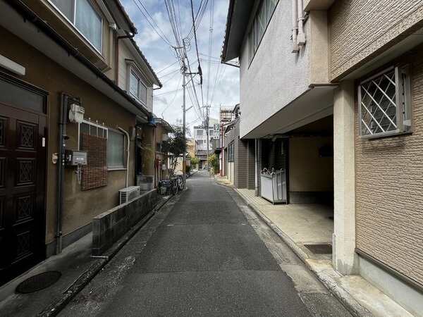 徒歩や自転車でも移動がスムーズで、小さなお子様がいらっしゃるご家庭にも負担の少ない平坦な地勢です。