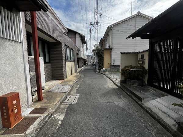 南側が幅員約2.6mの私道に面し、間口は約14.40mございます。道路と敷地の高低差は僅少です。