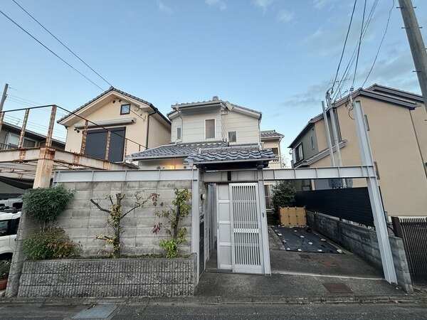 第一種低層地域に佇む木造2階建住宅。駅徒歩8分の利便性と、落ち着いた環境を併せ持った立地です。