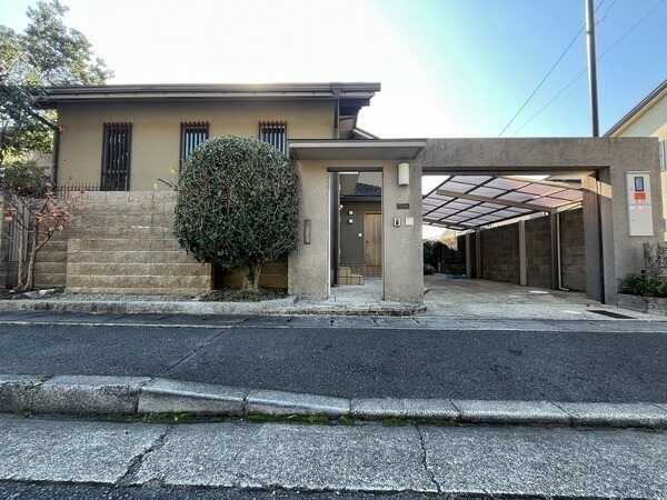 第一種低層住居専用地域内に佇む2階建住宅。和の趣とともに、庭の樹々から季節の移ろいが感じられます。