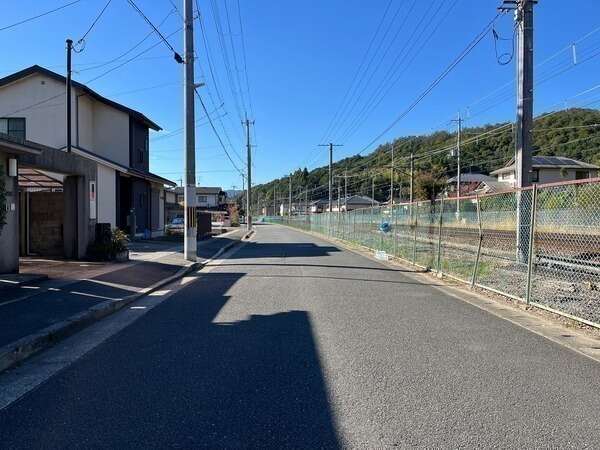 前面道路は北側、幅員約8mの公道。ゆとりある道路のため、お車同士のすれ違いや入出庫がスムーズです。