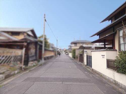 西側前面道路