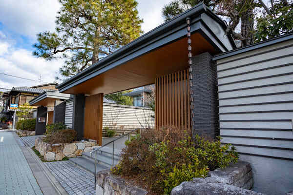 京の趣が感じられる重厚感のあるデザインです。桜やヤマモミジなど、四季を感じる植栽が施されています。